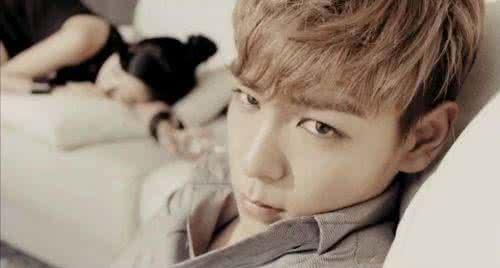 韩昭熙公开男子照片,神秘身份引网友热议